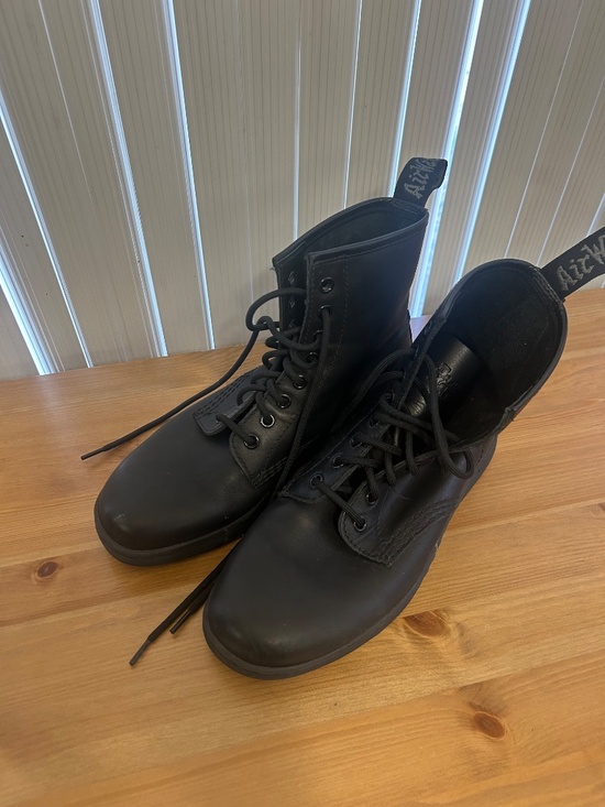 Dr. Martens Newton Boots Black main image 4